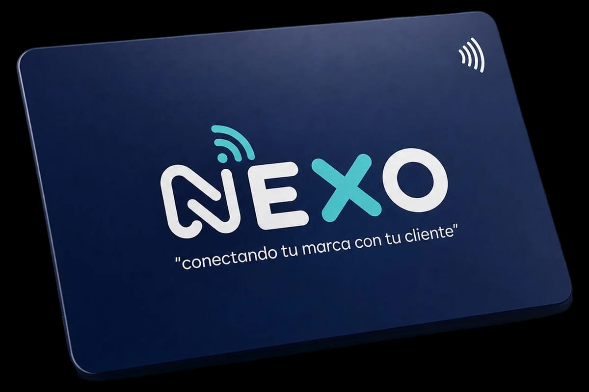 Tarjeta NFC personalizada NEXO color navy, con logo de marca y chip de contactless visible